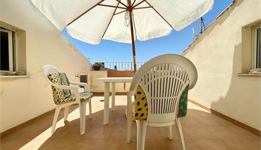 Ampio appartamento con terrazza e vista mare