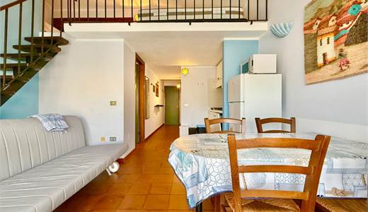 Pratico monolocale con soppalco e terrazza a pochi passi dalla spiaggia di Punta Tegge