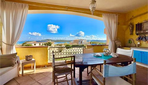 Porto Pozzo - splendido trilocale con veranda vista mare in residence con piscina