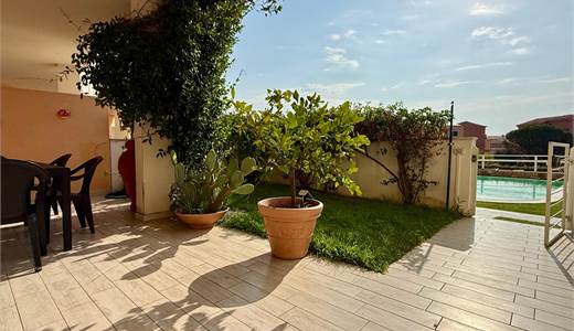 Prestigioso trilocale con doppi servizi in raffinato contesto con piscina condominiale