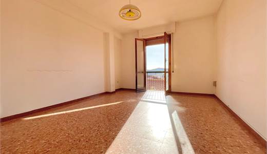 Ampio appartamento da ristrutturare zona centrale